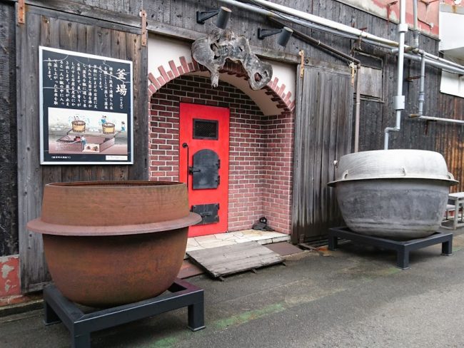 釜場と呼ばれる米を蒸す建物と実際に使われていた釜